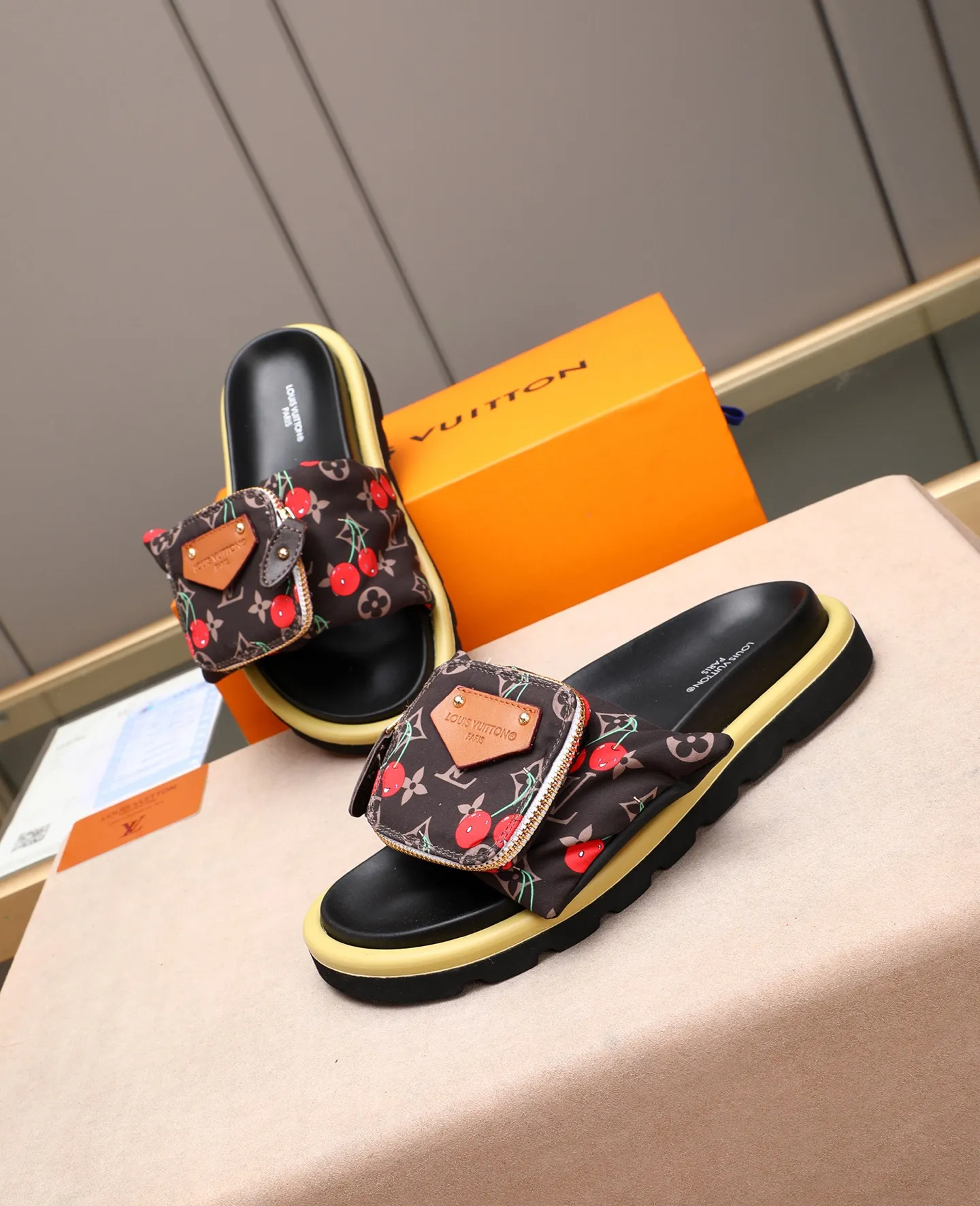 PP400 couple model with drawer box [LOUIS VUITTON] Louis Vuitton, the latest LV official website printed wallet and men's and women's slippers🔥🔥🔥 are now on the market. The drawer box is packed with cloth bags and cards. The upper pattern looks very soft and waxy, and it is a super versatile leg slimming tool. Fabric: Imported denim/down silk cotton embossed, official website pattern printing, lining: water-dyed sheepskin down filling, comfortable to wear, feet: high elastic PU water table. Sole: foam sole, heel height: about 5cm. Size 35-46, 35, 45 and 46 are custom-made and cannot be returned or exchanged. Color: multiple colors available.